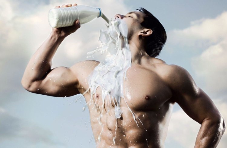 Мужчина пьет молоко