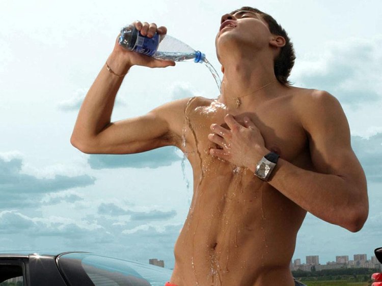 Парни в жару