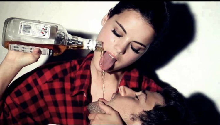 Парень и девушка выпивают