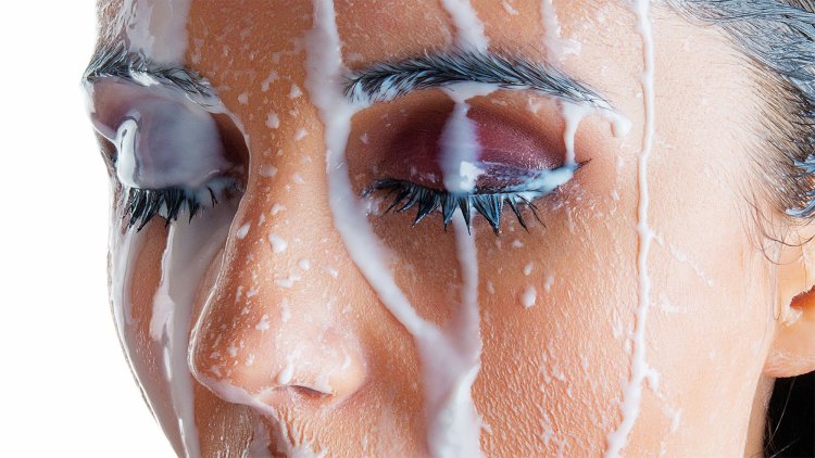 Молоко льют на лицо