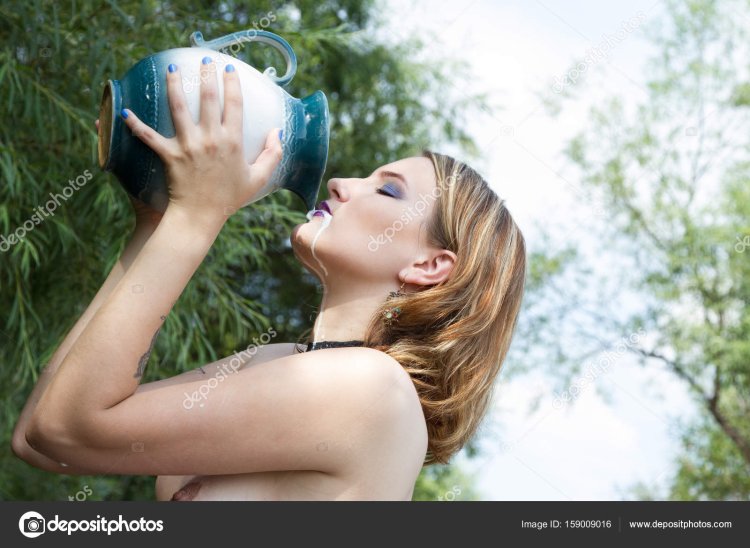 Девушка пьет из кувшина