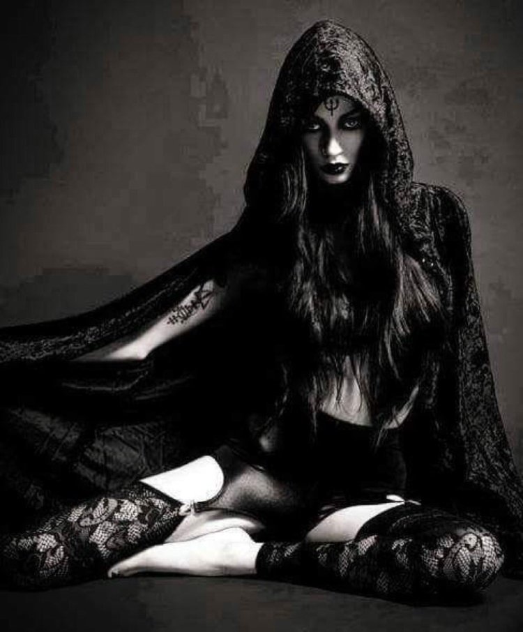 Красивые девушки ведьмочки