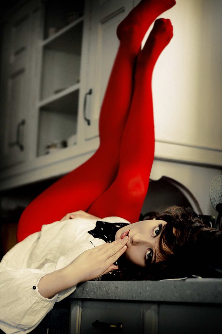 Девушки в красных колготках