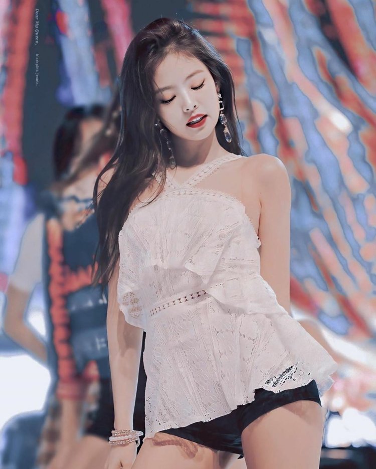 Корейская певица Хена с короткой стрижкой