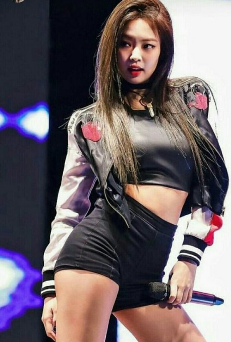 Красивые ноги девушек у айдолов