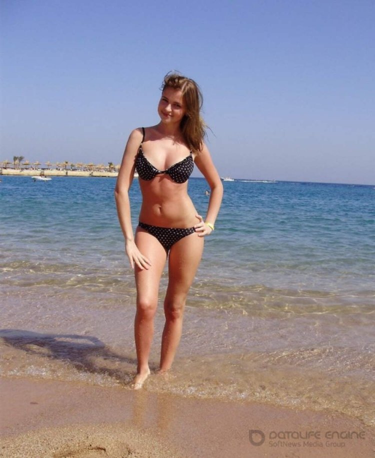 Девушки на море в купальниках частное