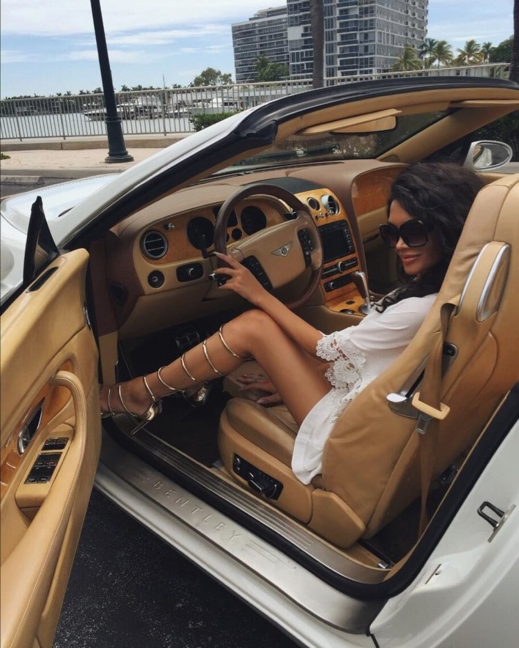 Богатая девушка в машине