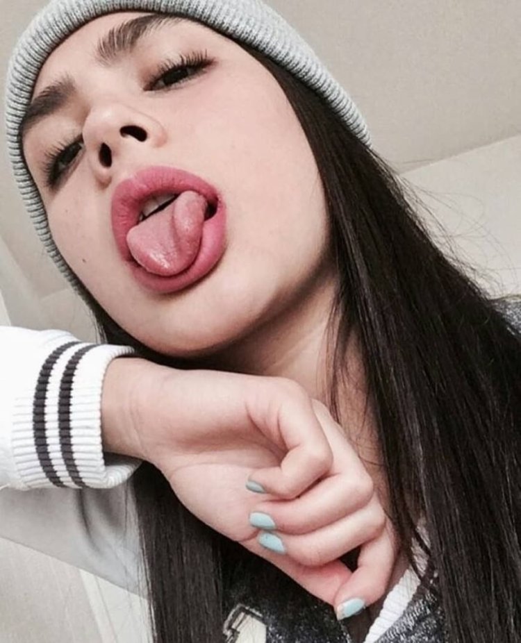 Девушка с вісунутім язіком