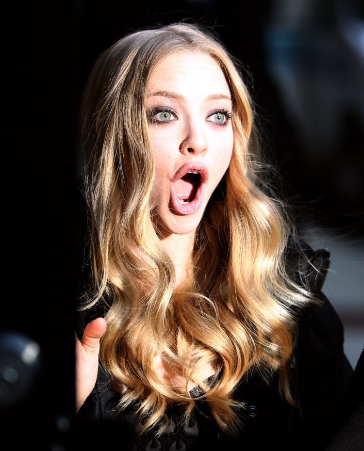 Аманда Сейфрид с открытым ртом