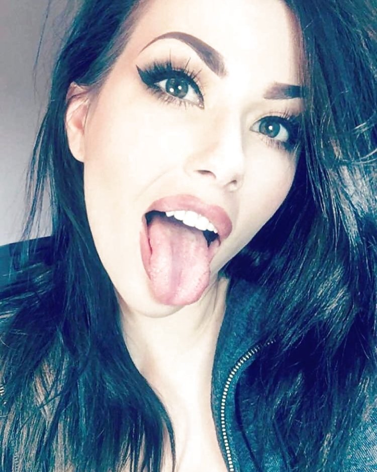 Красивые девушки с открытым ртом