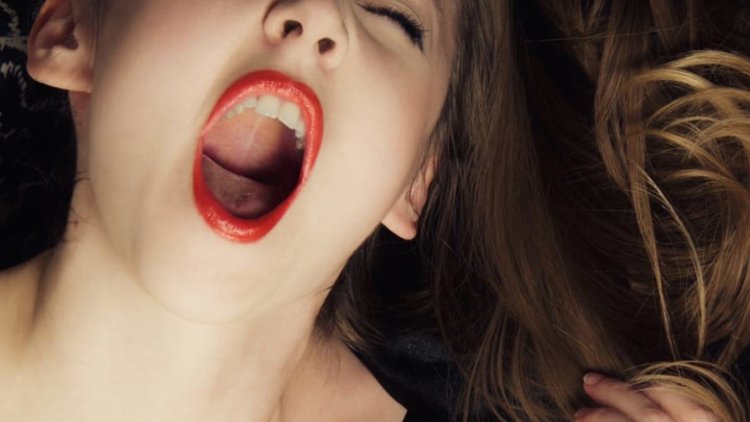 Красивые лица девушек с открытым ртом