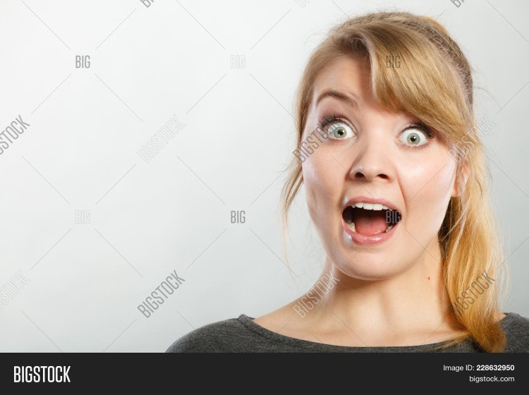 Девушка с открытым ртом сверху