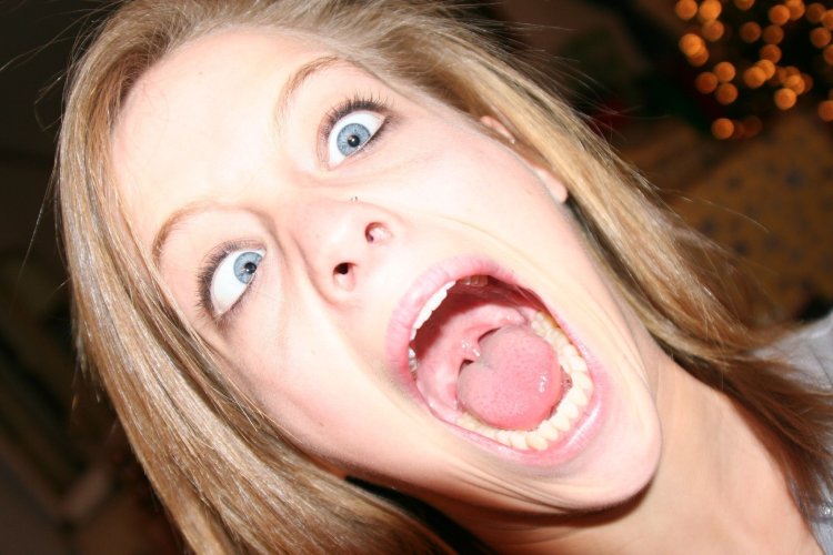 Широко открытый рот девушки