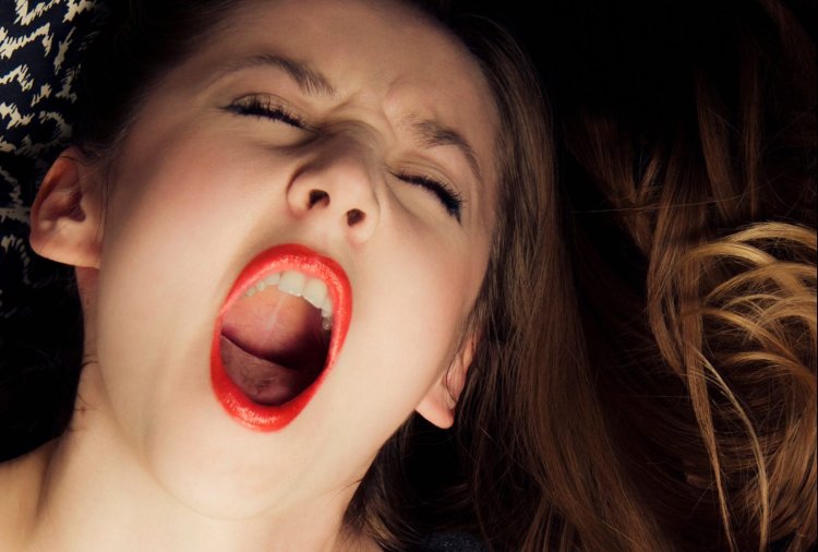 Женщины с открытыми ртами