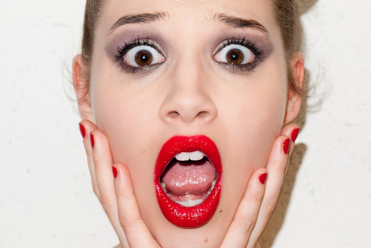 Девушки с открытыми ртами