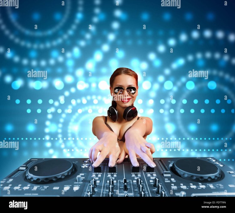 Девушка диджей за пультом