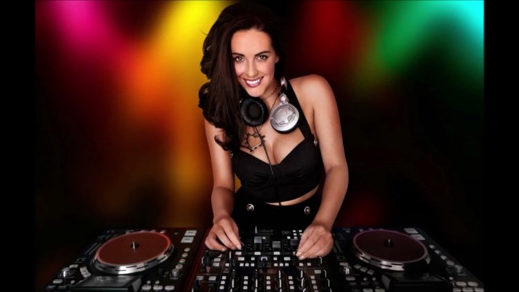 Полуобнаженные девушки ди джеи