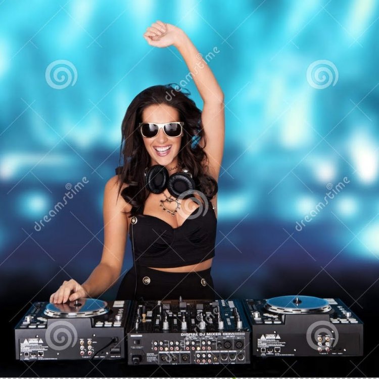 Девушка с диджейским пультом