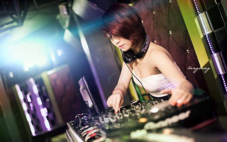 Девушка диджей