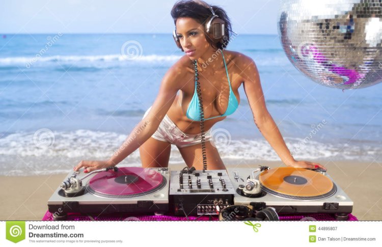 Девушки диджеи в купальниках