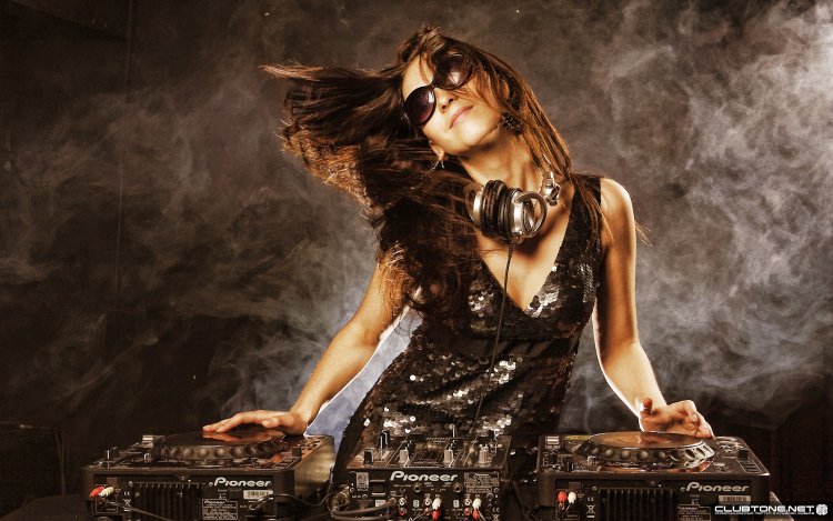 Девушка диджей