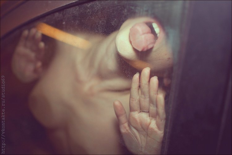 Прижалась грудью к стеклу