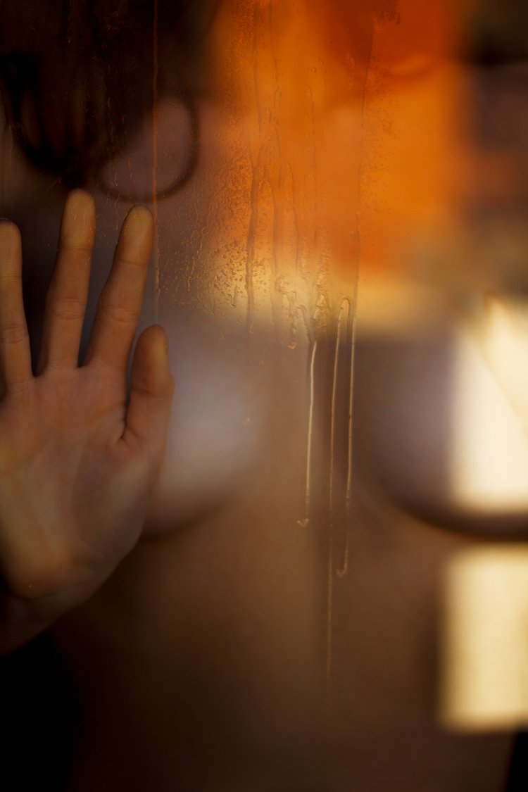 Рука через стекло