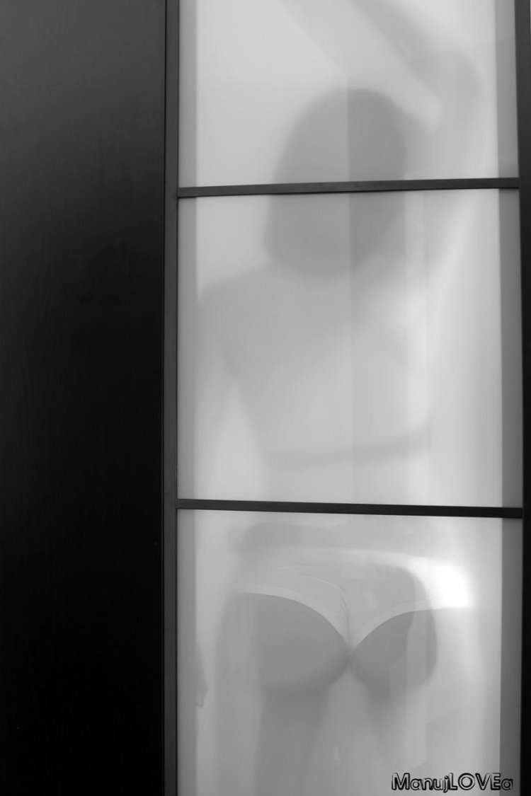 Голая за стеклом