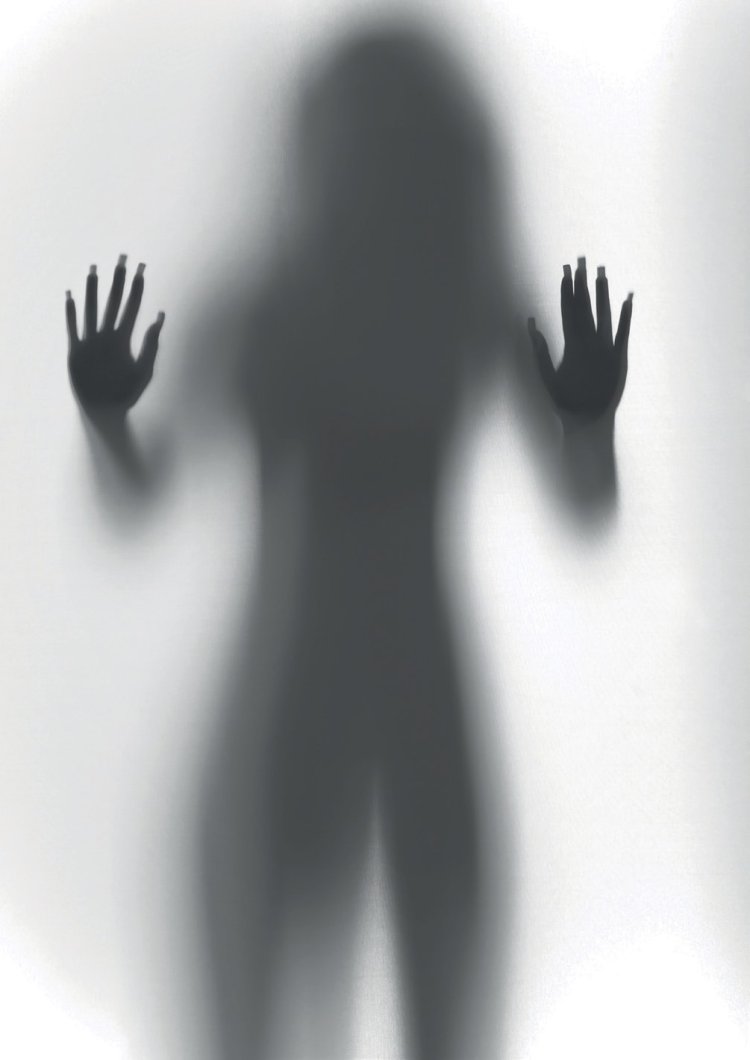 Силуэт за матовым стеклом