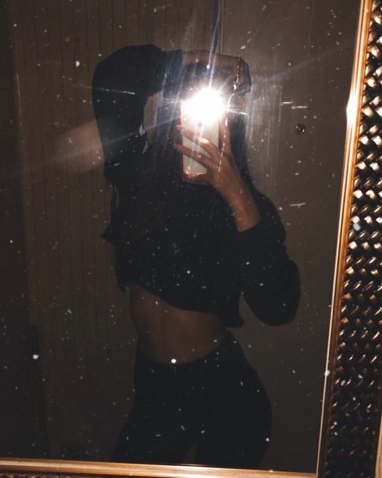 Девушка в зеркале без лица