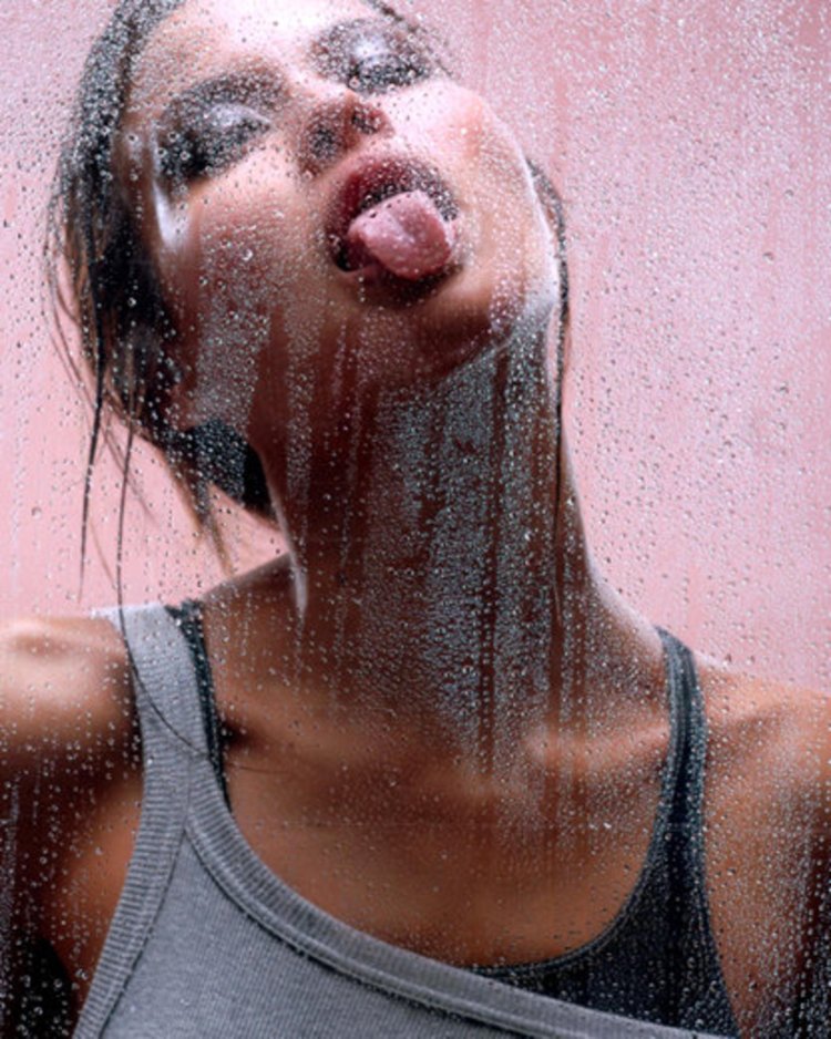 Девушка облизывает стекло