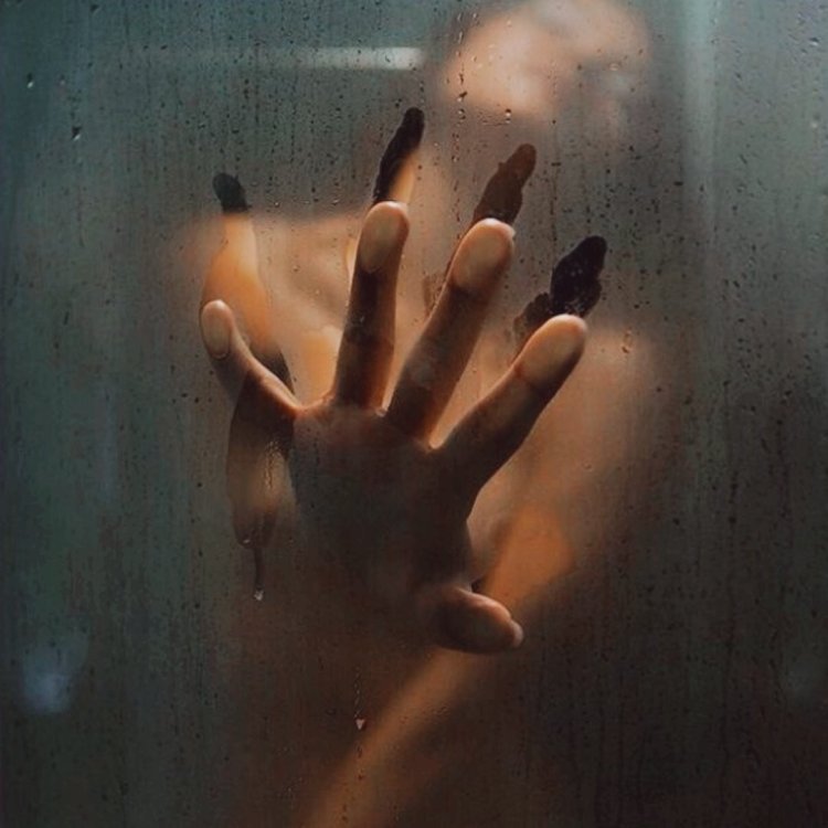 Девушка в душе за стеклом