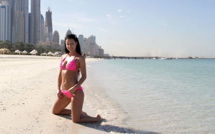 Melisa Mendiny в бикини