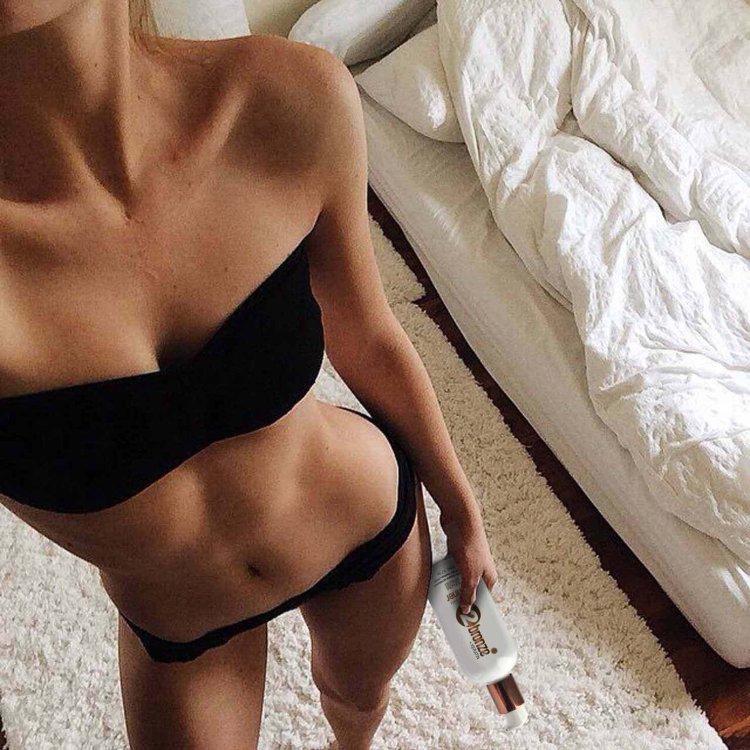 Девушка в белье без лица