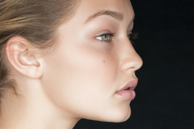 Джиджи Халид в профиль