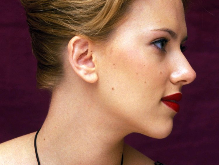 Скарлетт Йоханссон в профиль