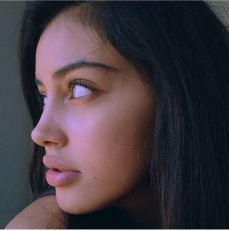 Нос с горбинкой у девушки