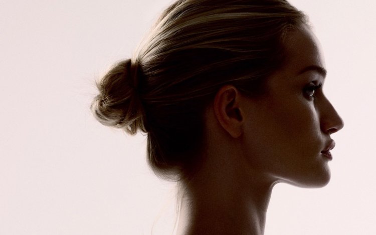 Рози Хантингтон-Уайтли в профиль