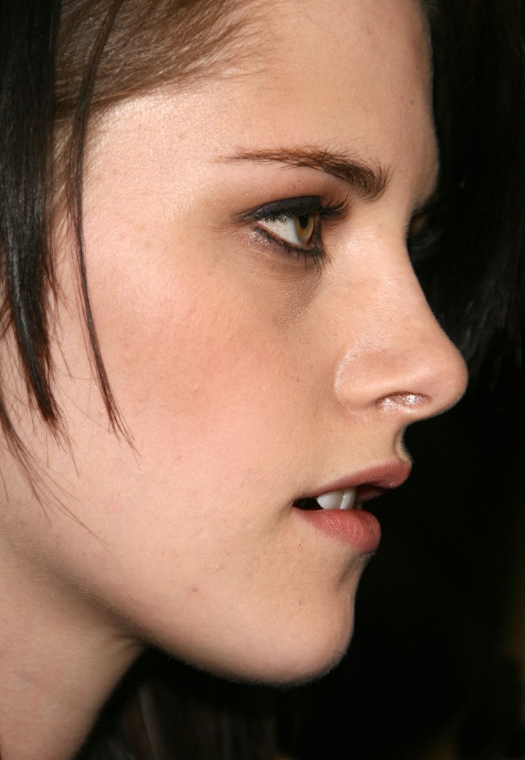 Кристен Стюарт в профиль