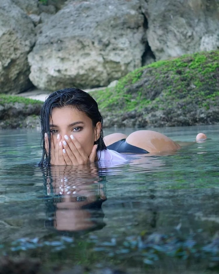 Мокрая девочка