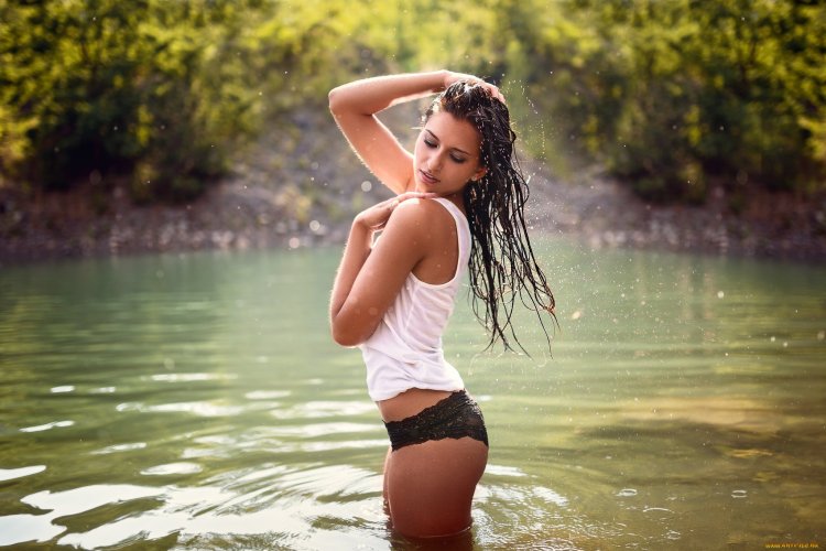 Девушки в мокрой одежде