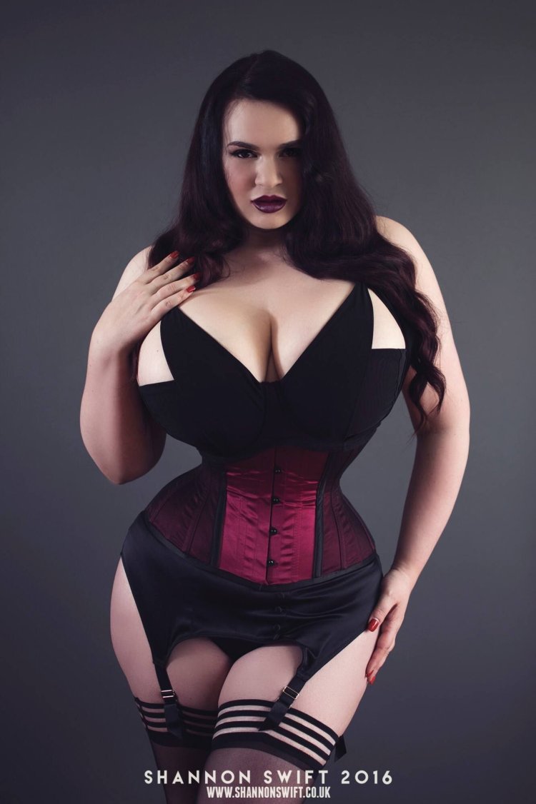 Девушка в корсете
