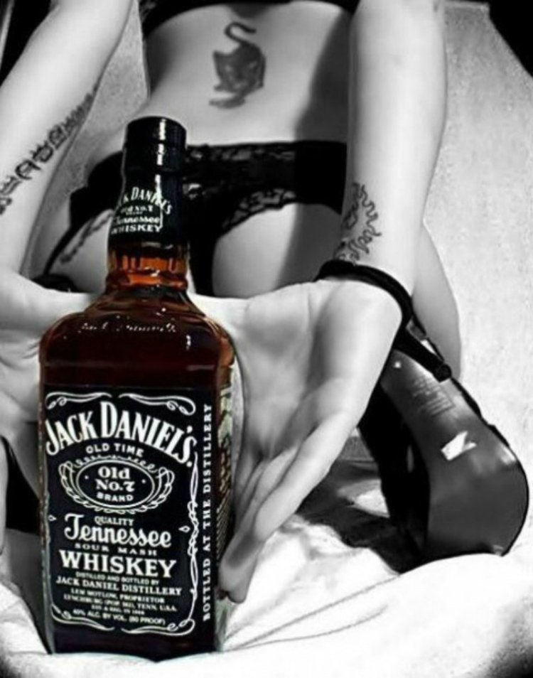 Девушка с Джек Дэниэлсом