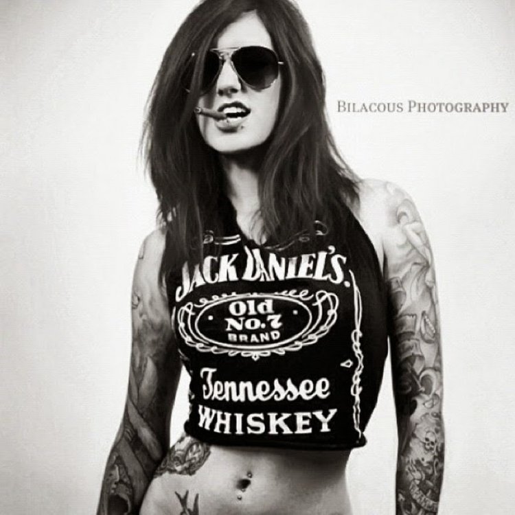 Красивая девушка с бутылкой