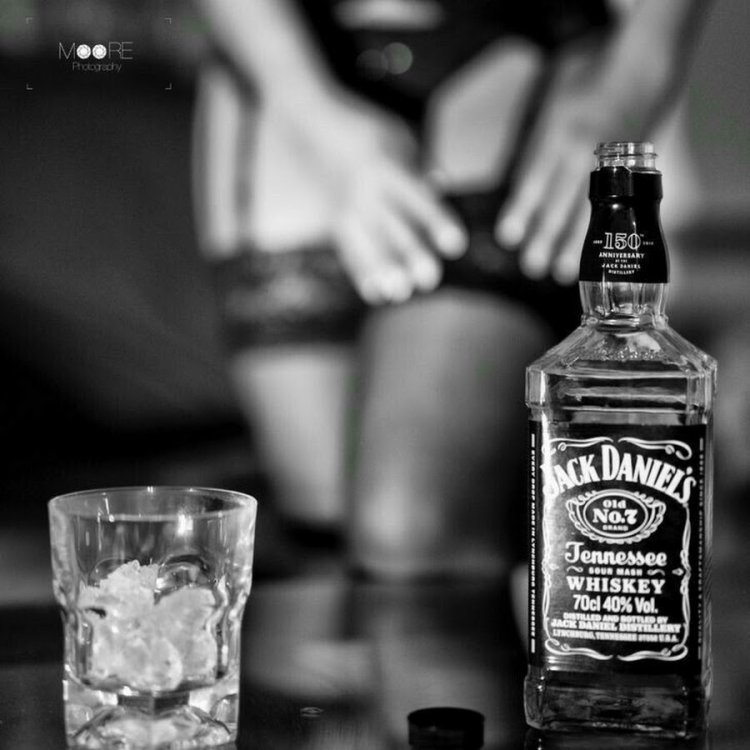 Джек Дэниэлс виски девушка