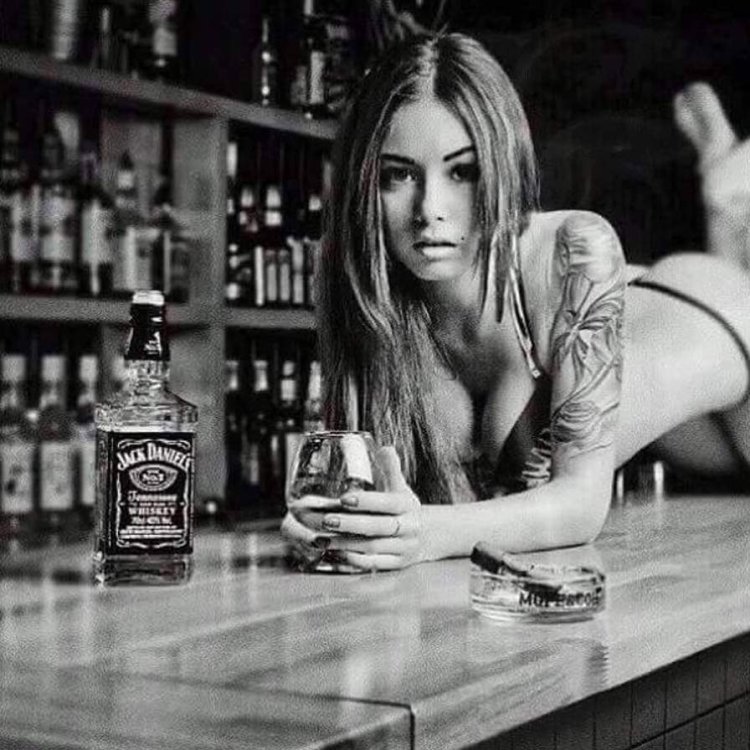 Голые виски женщины в чулках и бикини