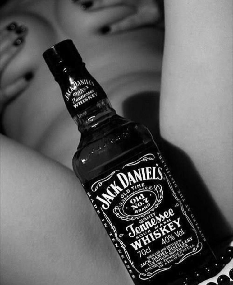 Девушка с бутылкой Джек Дэниэлс