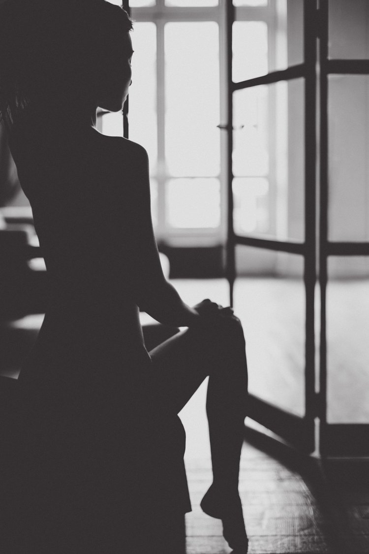 Силуэт девушки с короткими волосами