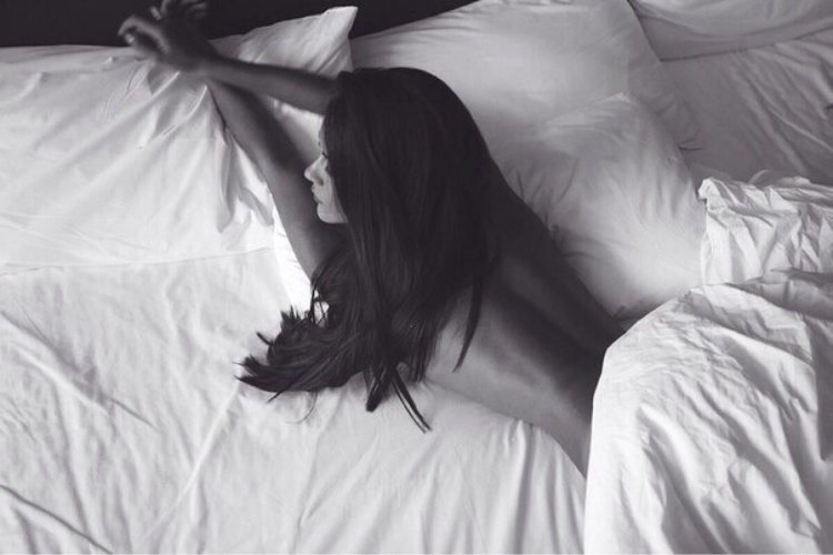 Девушка на кровати со спины