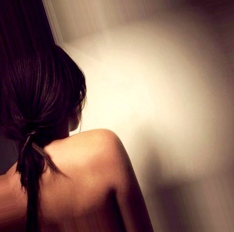 Брюнетка в сером сл спины